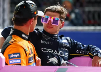 Max Verstappen controla e vence F1 em Las Vegas. Desqualificação de Norris e Piastri abre luta pelo título