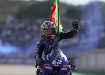 Miguel Oliveira homenageado antes da despedida do público luso