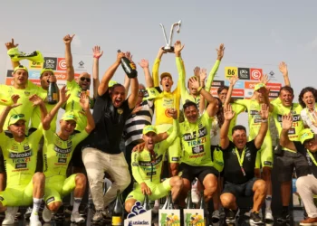 Oito ciclistas deixam a Anicolor-Tien21