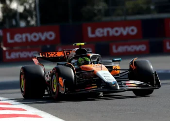 Lando Norris sai na frente da corrida sprint