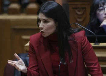 Na despedida, Mariana Mortágua pede mais direitos para os trabalhadores da AR