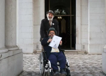 “Uma alternativa ao sebastianismo inerte”. O “super-homem” Manuel João Vieira formaliza candidatura a Belém