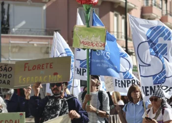 Professores. Governo corrige cálculo de horas extraordinárias e paga retroativos