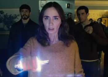 Dia D | Novo filme de Steven Spielberg sobre alienígenas ganha primeiro teaser com Emily Blunt e Josh O’Connor