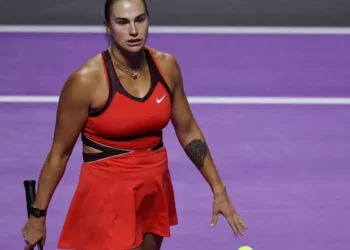 Sabalenka diz não ser justo que mulheres enfrentem atletas trans