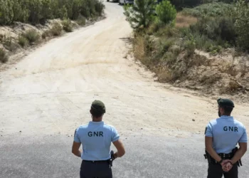 Cadáver encontrado dentro de viatura queimada em Chaves