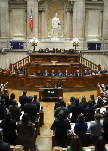 PSD acusa oposição de ser irresponsável no lay-off: “Querem governar a partir da Assembleia da República”