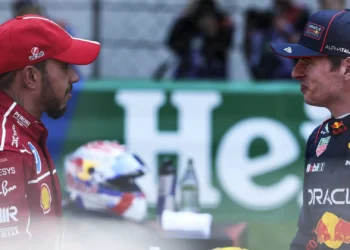 F1 de 2026 é “anti-corridas” e “ridiculamente complexa”. Verstappen e Hamilton criticam novos motores